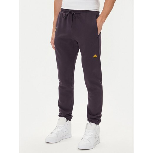 adidas Spodnie dresowe Fortnite JV8015 Fioletowy Regular Fit ze sklepu MODIVO w kategorii Spodnie męskie - zdjęcie 185040787