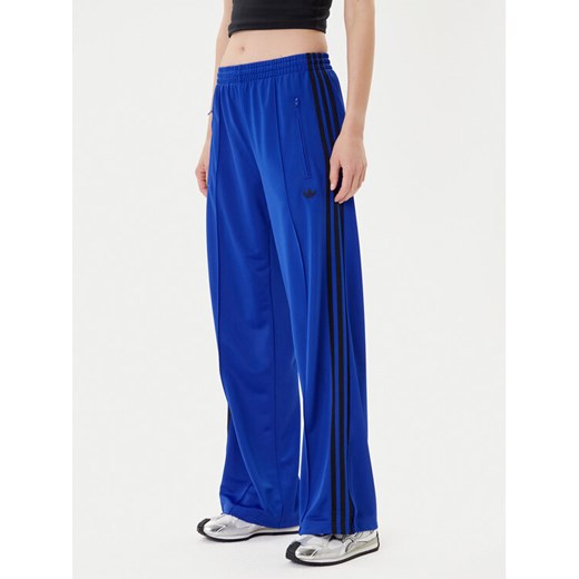 adidas Spodnie dresowe adicolor Classic Firebird JY2693 Niebieski Loose Fit ze sklepu MODIVO w kategorii Spodnie damskie - zdjęcie 185040809