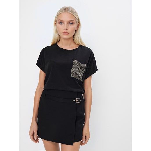 Mohito - Czarny t-shirt z cekinową kieszenią - czarny ze sklepu Mohito w kategorii Bluzki damskie - zdjęcie 185045037