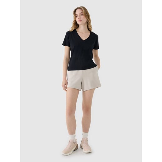 Damskie spodenki dresowe 4F 4FWSS25TSHOF540 - beżowe ze sklepu Sportstylestory.com w kategorii Szorty - zdjęcie 185049728