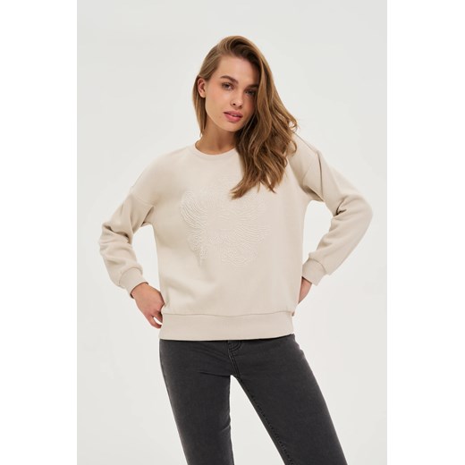Bluza z aplikacją beżowa ze sklepu Moodo.pl w kategorii Bluzy damskie - zdjęcie 185055646