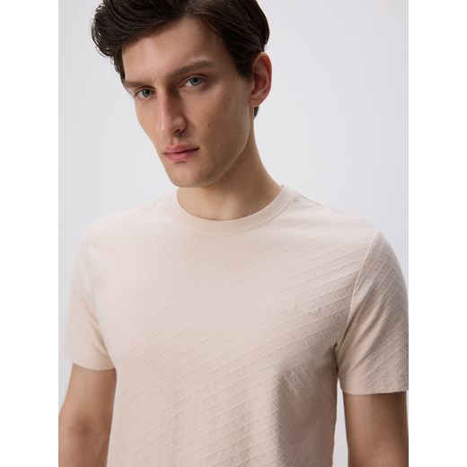 Reserved - Strukturalny t-shirt slim - kremowy ze sklepu Reserved w kategorii T-shirty męskie - zdjęcie 185068308