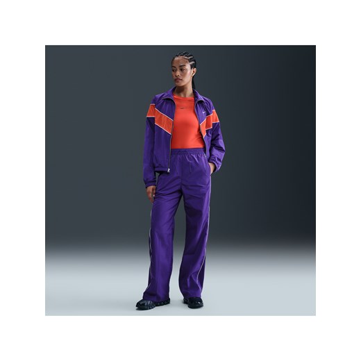 Damskie spodnie z tkaniny z wysokim stanem i luźnymi nogawkami Nike Windrunner - Fiolet ze sklepu Nike poland w kategorii Spodnie damskie - zdjęcie 185072228