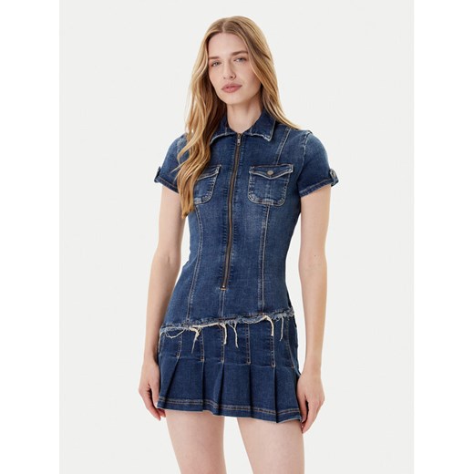 Guess Sukienka jeansowa W5YK71 D4H1D Niebieski Regular Fit ze sklepu MODIVO w kategorii Sukienki - zdjęcie 185073906