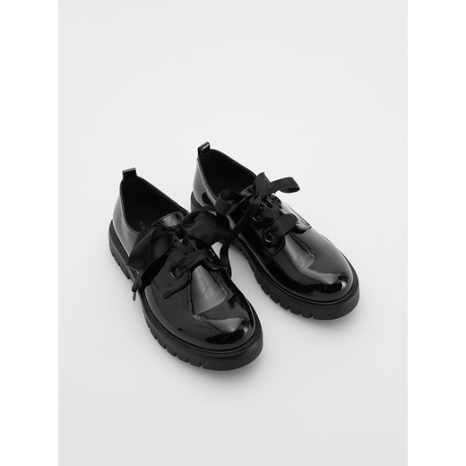 Reserved - Lakierowane loafersy - czarny ze sklepu Reserved w kategorii Półbuty dziecięce - zdjęcie 185085079