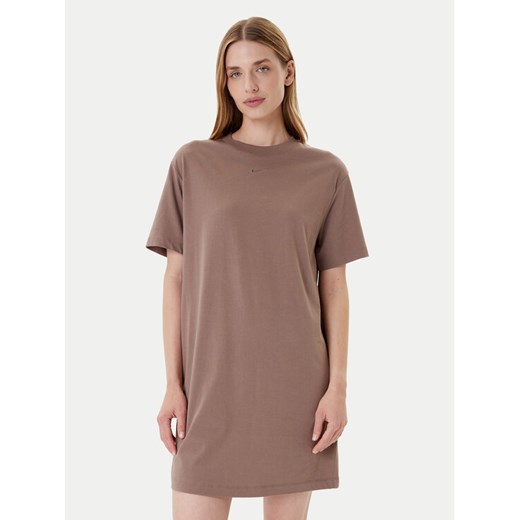 Nike Sukienka codzienna DV7882 Brązowy Relaxed Fit ze sklepu MODIVO w kategorii Sukienki - zdjęcie 185085538
