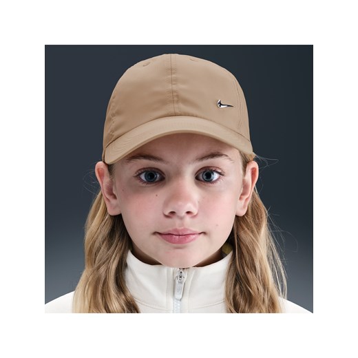 Dziecięca czapka z metalowym logo Swoosh Nike Dri-FIT Club - Brązowy ze sklepu Nike poland w kategorii Czapki dziecięce - zdjęcie 185137016