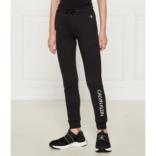 Calvin Klein Jeans Spodnie dresowe | Regular Fit ze sklepu Gomez Fashion Store w kategorii Spodnie dziewczęce - zdjęcie 185363928