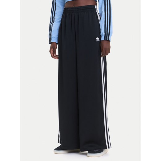 adidas Spodnie dresowe adicolor Satin IU2520 Czarny Wide Leg ze sklepu MODIVO w kategorii Spodnie damskie - zdjęcie 185365305