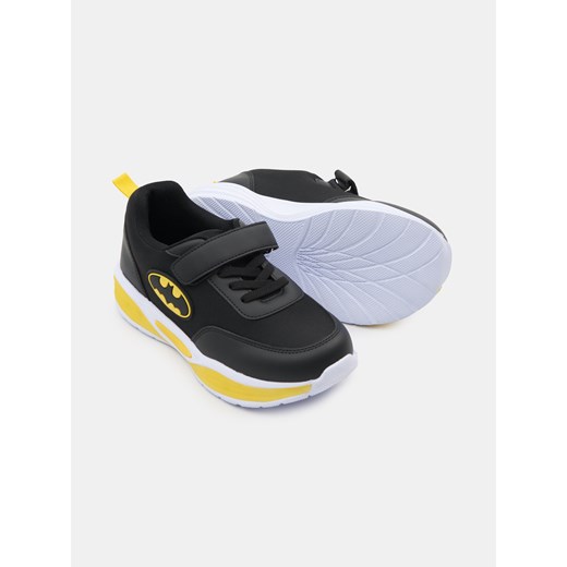 Sinsay - Sneakersy LED z elastycznymi sznurówkami Batman - czarny Sinsay 34 Sinsay