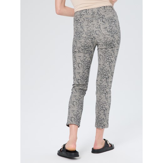 Sinsay - Jeansy slim z motywem wężowym - beżowy Sinsay 36 Sinsay