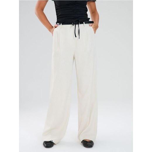 Sinsay - Spodnie wide leg z paskiem - kremowy ze sklepu Sinsay w kategorii Spodnie damskie - zdjęcie 185376465