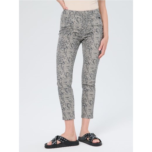 Sinsay - Jeansy slim z motywem wężowym - beżowy ze sklepu Sinsay w kategorii Jeansy damskie - zdjęcie 185376506