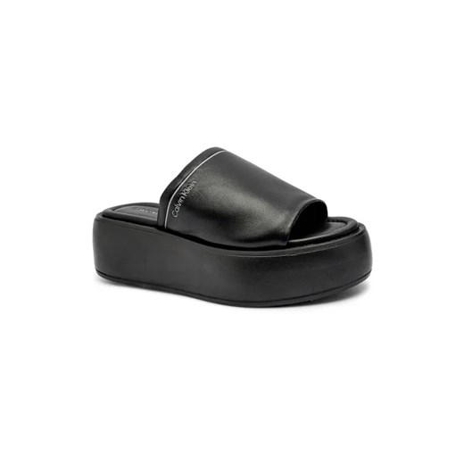 Calvin Klein Skórzane klapki FLATFORM SLIDE LTH ze sklepu Gomez Fashion Store w kategorii Klapki damskie - zdjęcie 185378537