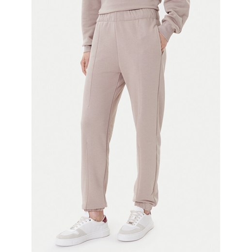 On Spodnie dresowe Club Pants 1WE1005 Beżowy Relaxed Fit ze sklepu MODIVO w kategorii Spodnie damskie - zdjęcie 185391535