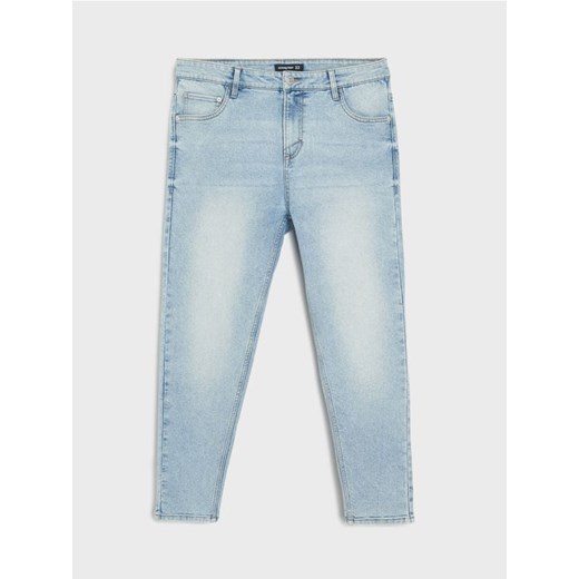 Sinsay - Jeansy cropped carrot fit - niebieski ze sklepu Sinsay w kategorii Jeansy męskie - zdjęcie 185420115
