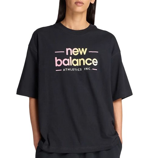 Koszulka damska New Balance WT53916BK - czarna ze sklepu streetstyle24.pl w kategorii Bluzki damskie - zdjęcie 185437248