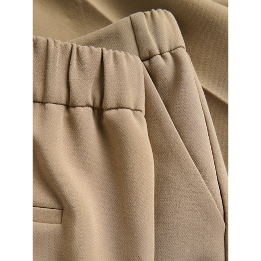 Reserved - Spodnie cygaretki z kantem - beżowy Reserved 34 Reserved