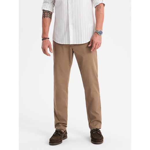 Męskie spodnie chino REGULAR FIT z delikatną strukturą – ciemnobeżowe V2  OM-PACP-0184 ze sklepu ombre w kategorii Spodnie męskie - zdjęcie 185453627