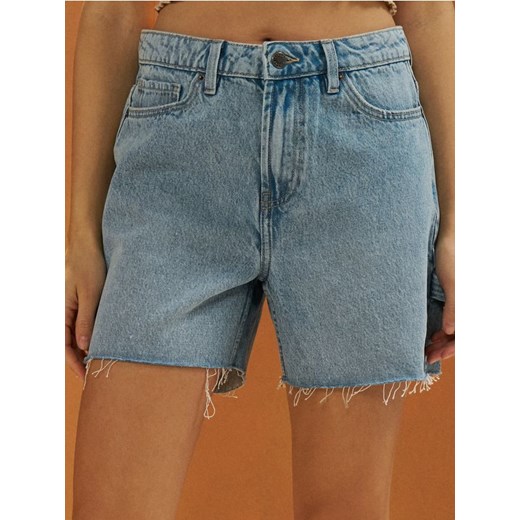 Sinsay - Szorty jeansowe carpenter z surowymi nogawkami - niebieski ze sklepu Sinsay w kategorii Szorty - zdjęcie 185455615