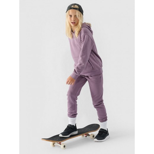 Dziewczęca bluza dresowa nierozpinana z kapturem 4F 4FJWMM00TSWSF1316 - fioletowa ze sklepu Sportstylestory.com w kategorii Bluzy dziewczęce - zdjęcie 185482588