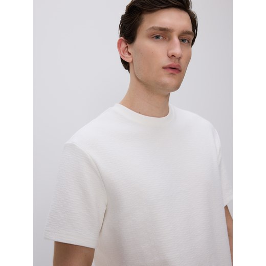 Reserved - Strukturalny t-shirt comfort fit - złamana biel ze sklepu Reserved w kategorii T-shirty męskie - zdjęcie 185491949