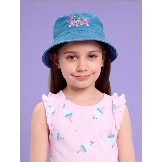 Sinsay - Jeansowy kapelusz bucket hat z haftowanymi owocami - niebieski ze sklepu Sinsay w kategorii Czapki dziecięce - zdjęcie 185494085