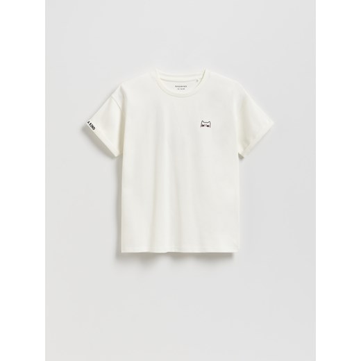 Reserved - Bawełniany t-shirt z haftem - złamana biel ze sklepu Reserved w kategorii T-shirty chłopięce - zdjęcie 185496106