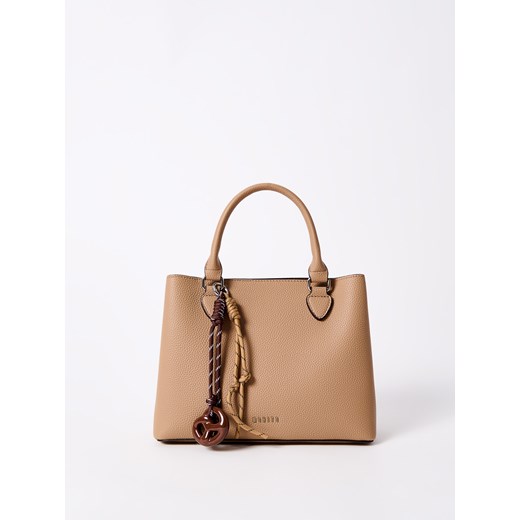 Mohito - Beżowa torebka z brelokiem - beżowy ze sklepu Mohito w kategorii Torby Shopper bag - zdjęcie 185518009