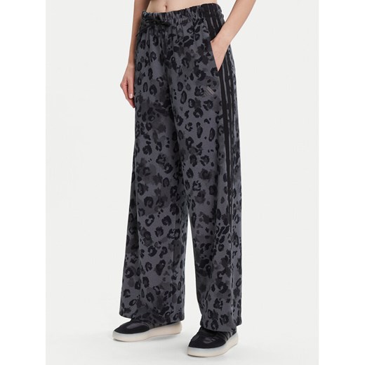 adidas Spodnie dresowe Animal Print 3-Stripes JM1839 Beżowy ze sklepu MODIVO w kategorii Spodnie damskie - zdjęcie 185521579
