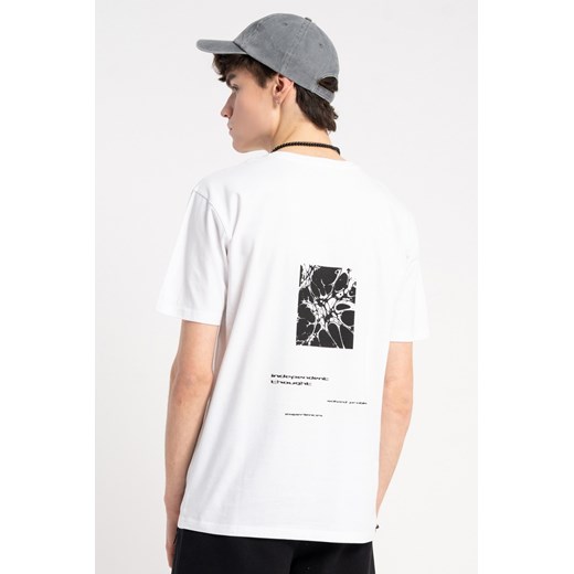 Biały t-shirt z autorską grafiką z tyłu, rozmiar - 140, kolor - biały ze sklepu REPORTER w kategorii T-shirty chłopięce - zdjęcie 185522847