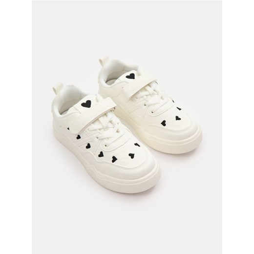 Sinsay - Sneakersy z haftem - biały - id: 149FA-00X - marki Sinsay - 185542536 Sinsay - Sneakersy z haftem - biały ze sklepu Sinsay w kategorii Buty sportowe dziecięce - zdjęcie 185542536