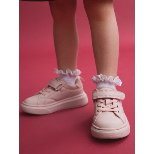 Reserved - Sneakersy z imitacji skóry - pastelowy róż ze sklepu Reserved w kategorii Trampki dziecięce - zdjęcie 185559037