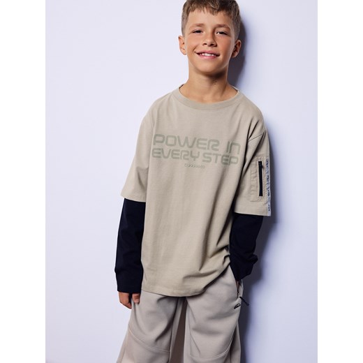 Reserved - Longsleeve oversize - oliwkowy - id: 029FI-81X - marki Reserved - 185560557 Reserved - Longsleeve oversize - oliwkowy ze sklepu Reserved w kategorii Bluzy chłopięce - zdjęcie 185560557