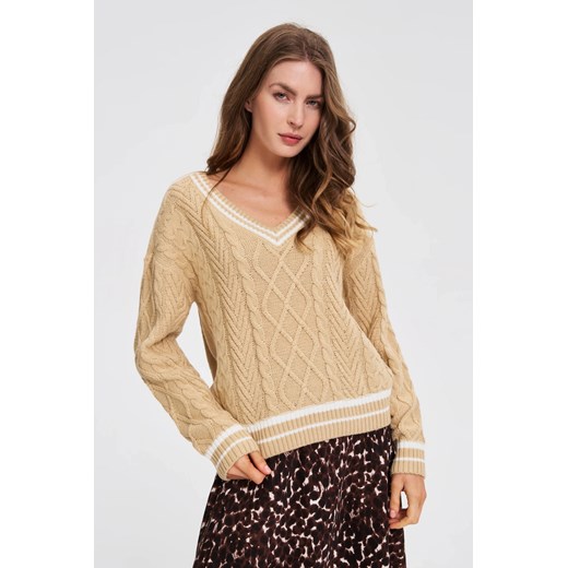 Sweter z dekoltem w serek beżowy ze sklepu Moodo.pl w kategorii Swetry damskie - zdjęcie 185585038