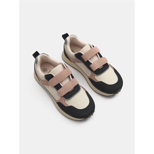 Sinsay - Sneakersy z imitacji zamszu - beżowy - id: 136FA-80X - marki Sinsay - 185591879 Sinsay - Sneakersy z imitacji zamszu - beżowy ze sklepu Sinsay w kategorii Buty sportowe dziecięce - zdjęcie 185591879