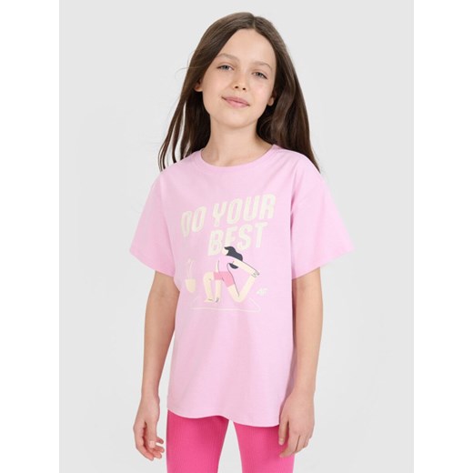 Dziewczęcy t-shirt z nadrukiem 4F 4FJRSS25TTSHF2644 - różowy ze sklepu Sportstylestory.com w kategorii Bluzki dziewczęce - zdjęcie 185598717