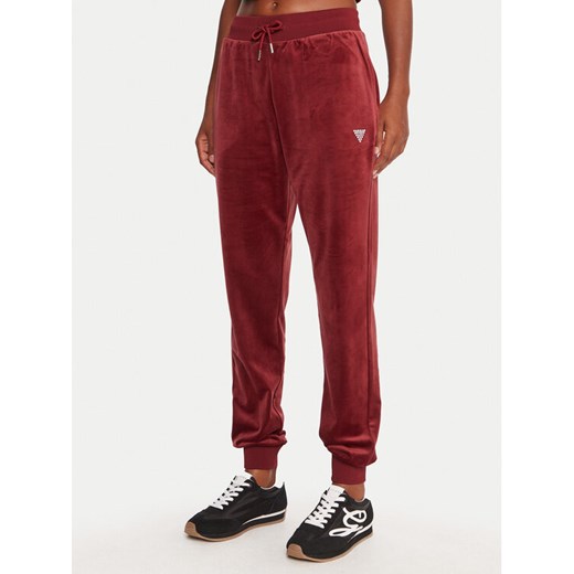 Guess Spodnie dresowe V3BB27 K0232 Bordowy Regular Fit ze sklepu MODIVO w kategorii Spodnie damskie - zdjęcie 185606245