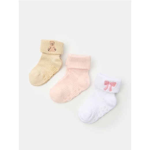 Sinsay - Skarpetki antypoślizgowe z ozdobnym haftem 3 pack - wielobarwny - id: 697FF-MLC - marki Sinsay - 185615816 Sinsay - Skarpetki antypoślizgowe z ozdobnym haftem 3 pack - wielobarwny ze sklepu Sinsay w kategorii Skarpetki dziecięce - zdjęcie 185615816