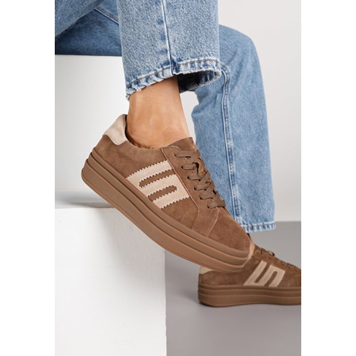 Brązowe Zamszowe Sneakersy na Grubej Podeszwie ze Skórzaną Wkładką i Naszywką Rilaressa ze sklepu born2be.pl w kategorii Buty sportowe damskie - zdjęcie 185626338
