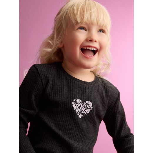 Reserved - Prążkowana koszulka z nadrukiem - ciemnoszary ze sklepu Reserved w kategorii Bluzki dziewczęce - zdjęcie 185633768