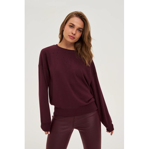 Bluza z dżetami burgundowa ze sklepu Moodo.pl w kategorii Bluzy damskie - zdjęcie 185643865