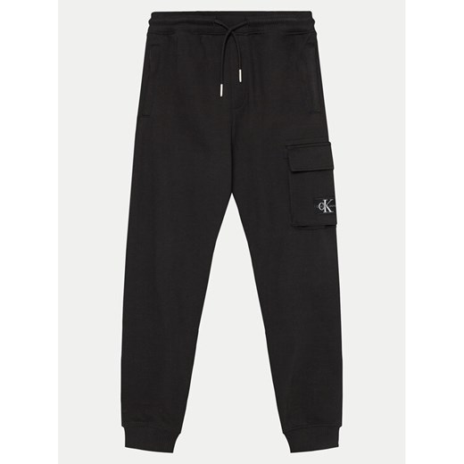 Calvin Klein Jeans Spodnie dresowe Badge IB0IB02199 Czarny Relaxed Fit ze sklepu MODIVO w kategorii Spodnie chłopięce - zdjęcie 185649067