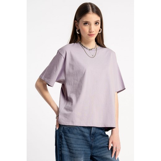 Fioletowy t-shirt cropped z autorską grafiką z tyłu, kolor - fioletowy, rozmiar - 140 ze sklepu REPORTER w kategorii Bluzki dziewczęce - zdjęcie 185652667
