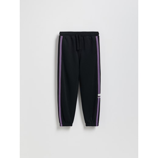 Reserved - Spodnie z lampasem - czarny - id: 395HK-99X - marki Reserved - 185661978 Reserved - Spodnie z lampasem - czarny ze sklepu Reserved w kategorii Spodnie chłopięce - zdjęcie 185661978