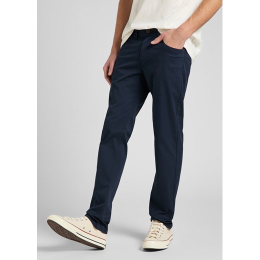 LEE DAREN ZIP FLY MĘSKIE SPODNIE MATERIAŁOWE DEEP NAVY L707TY64 112145476 ze sklepu YouNeedit.pl w kategorii Spodnie męskie - zdjęcie 185672316