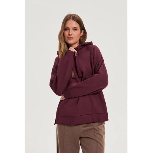 Bluza z kapturem burgundowa ze sklepu Moodo.pl w kategorii Bluzy damskie - zdjęcie 185672375