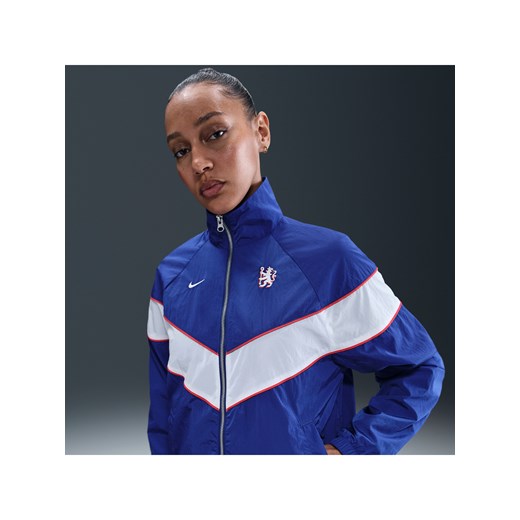 Damska kurtka piłkarska z tkaniny z zamkiem na całej długości i ochroną przed promieniowaniem UV Nike Chelsea F.C. Windrunner - Niebieski ze sklepu Nike poland w kategorii Kurtki damskie - zdjęcie 185672676