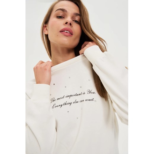 Bluza z napisem ecru ze sklepu Moodo.pl w kategorii Bluzy damskie - zdjęcie 185693558