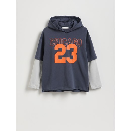 Reserved - Bawełniany longsleeve z kapturem - granatowy ze sklepu Reserved w kategorii Bluzy chłopięce - zdjęcie 185699377